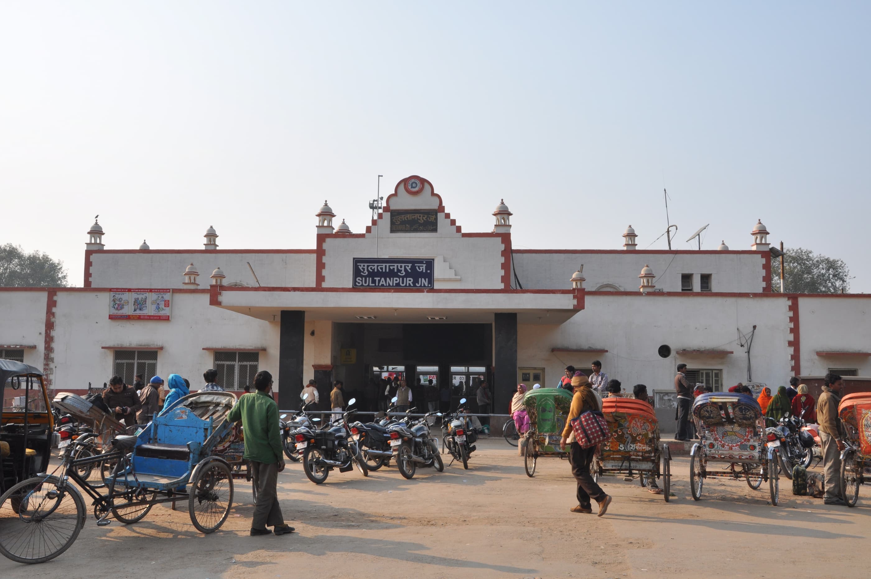 सुल्तानपुर रेलवे स्टेशन, कोइरीपुर से 41 किलोमीटर, उसी लाइन पर। यह कोइरीपुर नहीं है। यह संग्रह की सबसे बड़ी फ़ाइल है और उस पैमाने का अंदाज़ा देती है जिससे KEPR की तुलना की जानी चाहिए — एक जंक्शन, बनाम एक NSG-6 हॉल्ट।