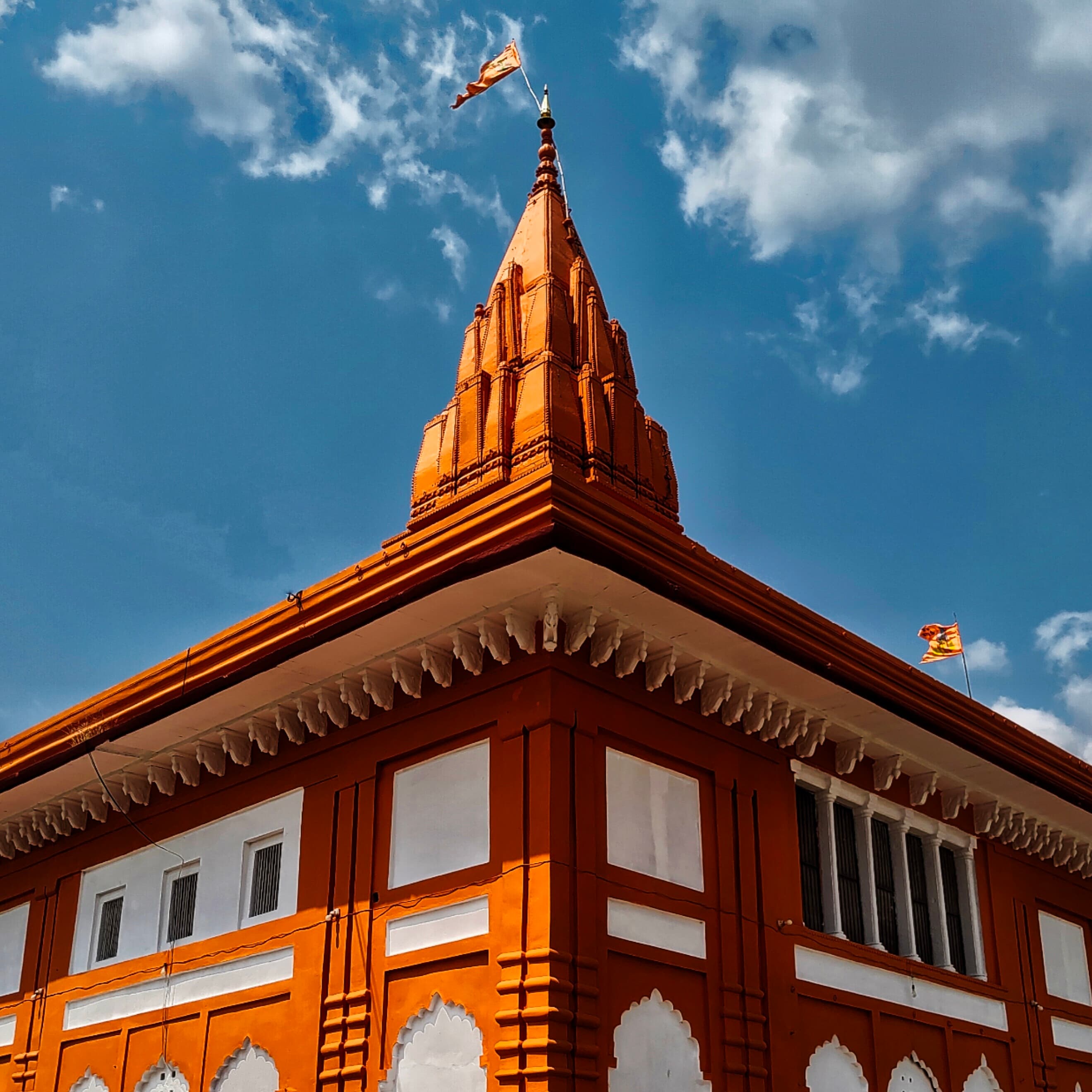 धोपाप मंदिर, गोमती तट पर, कोइरीपुर की ही तहसील में। यह कोइरीपुर नहीं है। यह उस धार्मिक भूगोल का हिस्सा है जिसमें यह क़स्बा बैठा है, और तहसील की एकमात्र उच्च-विभेदन खुली छवि है।
